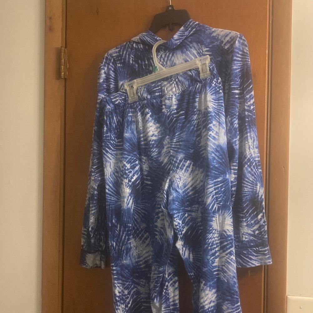 Lands' End Blue and White Patterned pajama set - Picture 9 of 9